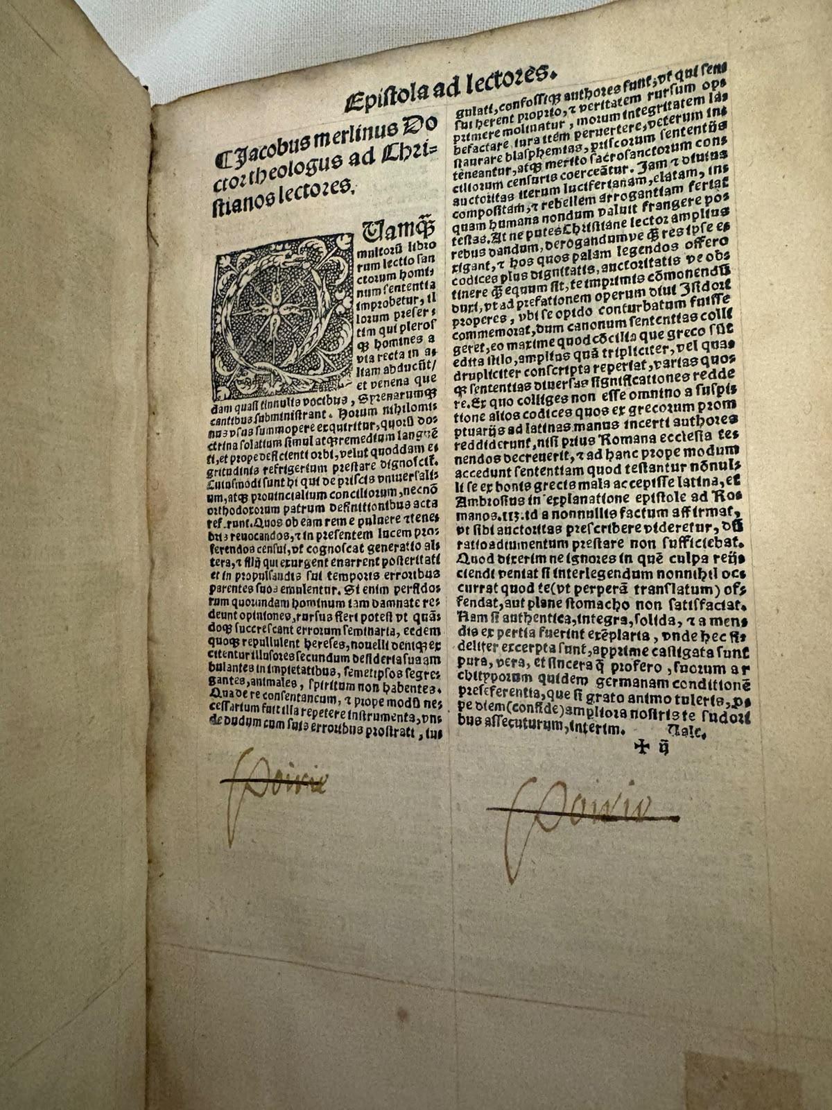 The Epistola ad lectores leaf, printed in two columns of Gothic black letter with a large decorative woodcut initial. At the foot of the page are two early manuscript ownership inscriptions in brown ink, each struck through with a single stroke of the pen.