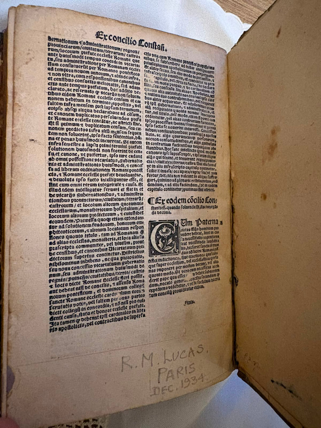 The final leaf of text, ending with the word Finis, with a decorative woodcut initial in the lower column. At the foot of the leaf is the later pencilled note reading R. M. Lucas, Paris, Dec. 1934.